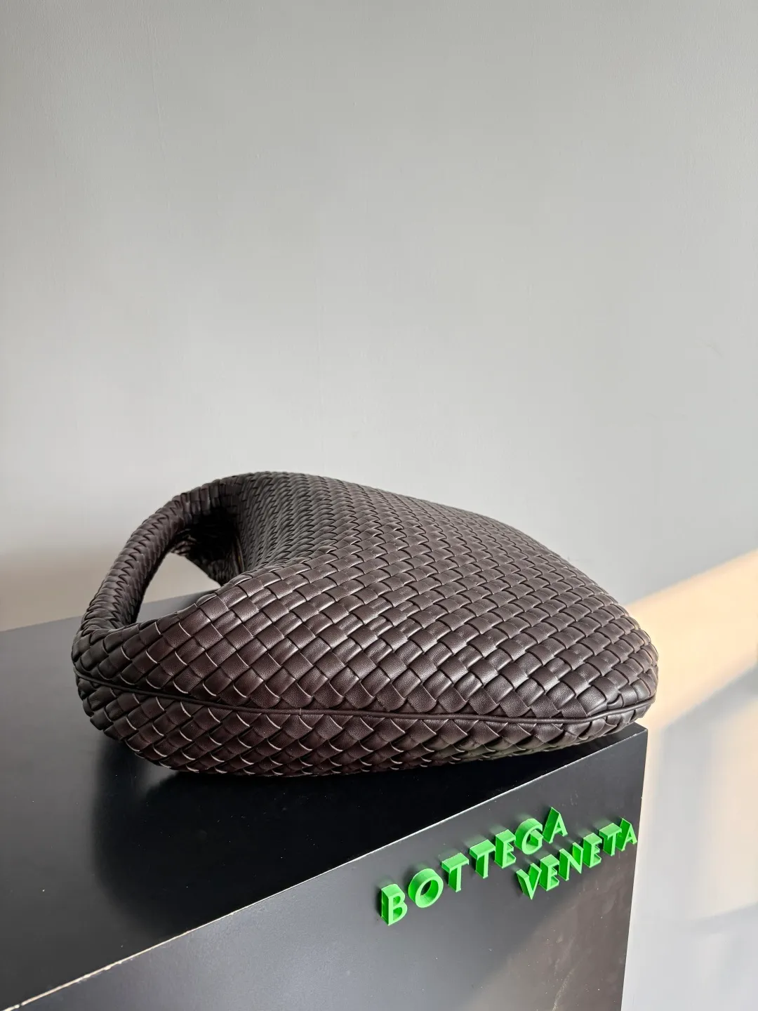 Batch 3260 Bottega Veneta Large Veneta Shoulder Bag Classic Reappearance The classic that has not been seen for many years has returned. Simple and round, soft and tough, it is reinterpreted from the perspective of modern aesthetics. The relaxed expression of the Hobo bag and the casual silhouette can be easily carried whether it is paired with commuting wear or casual style, and it shows an effortless sense of fashion~ Style number: 856739 Size: 59*39*6cm